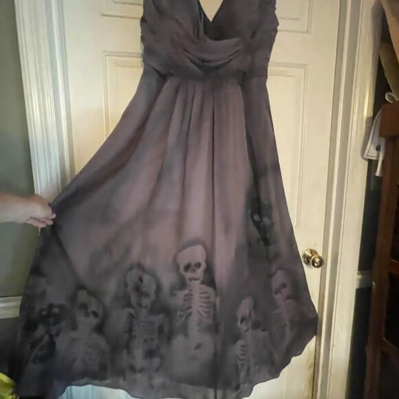 Perfect dress for your Spooky Halloween Soiree - Picture 2 of 4